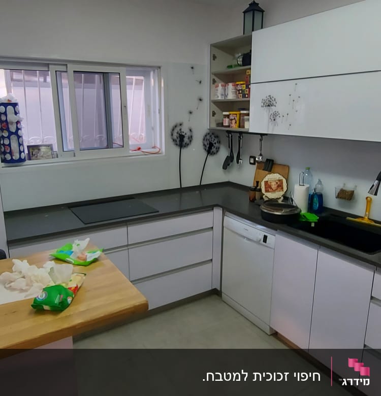 חלון זכוכית במטבח עם מסגרת לבנה